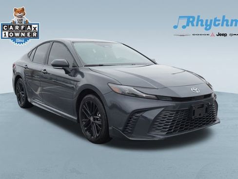 Used 2025 Toyota Camry SE image 1