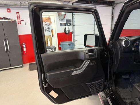 Used 2015 Jeep Wrangler Unlimited Sahara w/ Dual Top Group AWD/4WD image 27