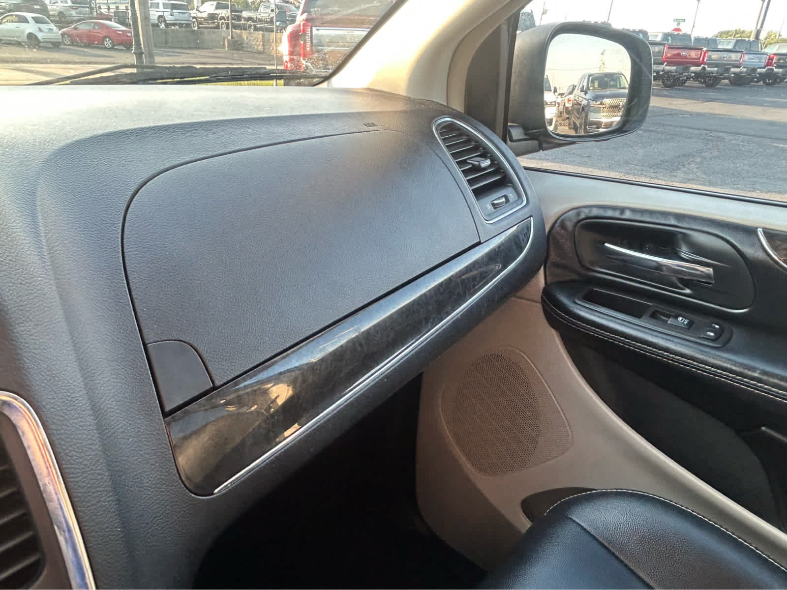 Used 2016 Chrysler Town & Country Touring FWD image 34