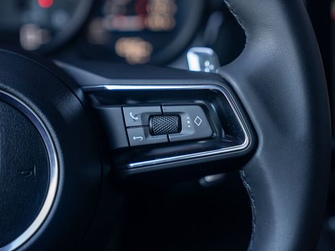 Certified 2025 Porsche Macan AWD/4WD image 8