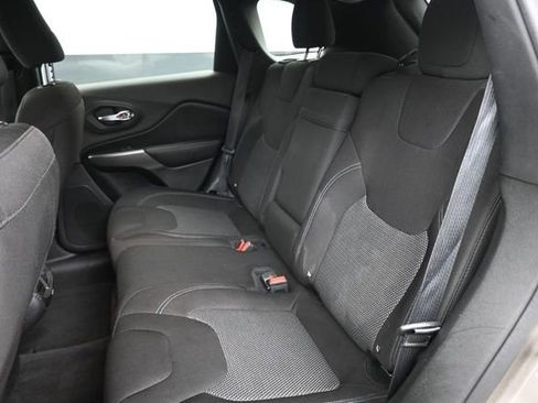 Used 2019 Jeep Cherokee Latitude w/ Popular Appearance Group FWD image 23