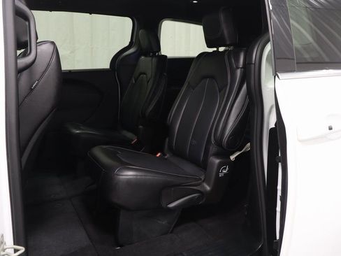 Used 2025 Chrysler Pacifica Select FWD image 13