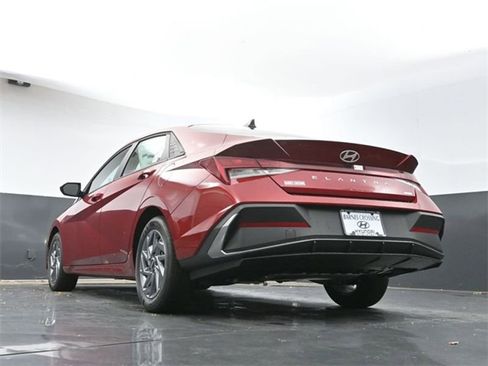 Used 2025 Hyundai Elantra Blue image 33
