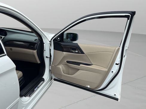 Used 2017 Honda Accord Touring image 18