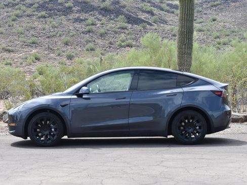 Used 2024 Tesla Model Y Long Range AWD/4WD image 6