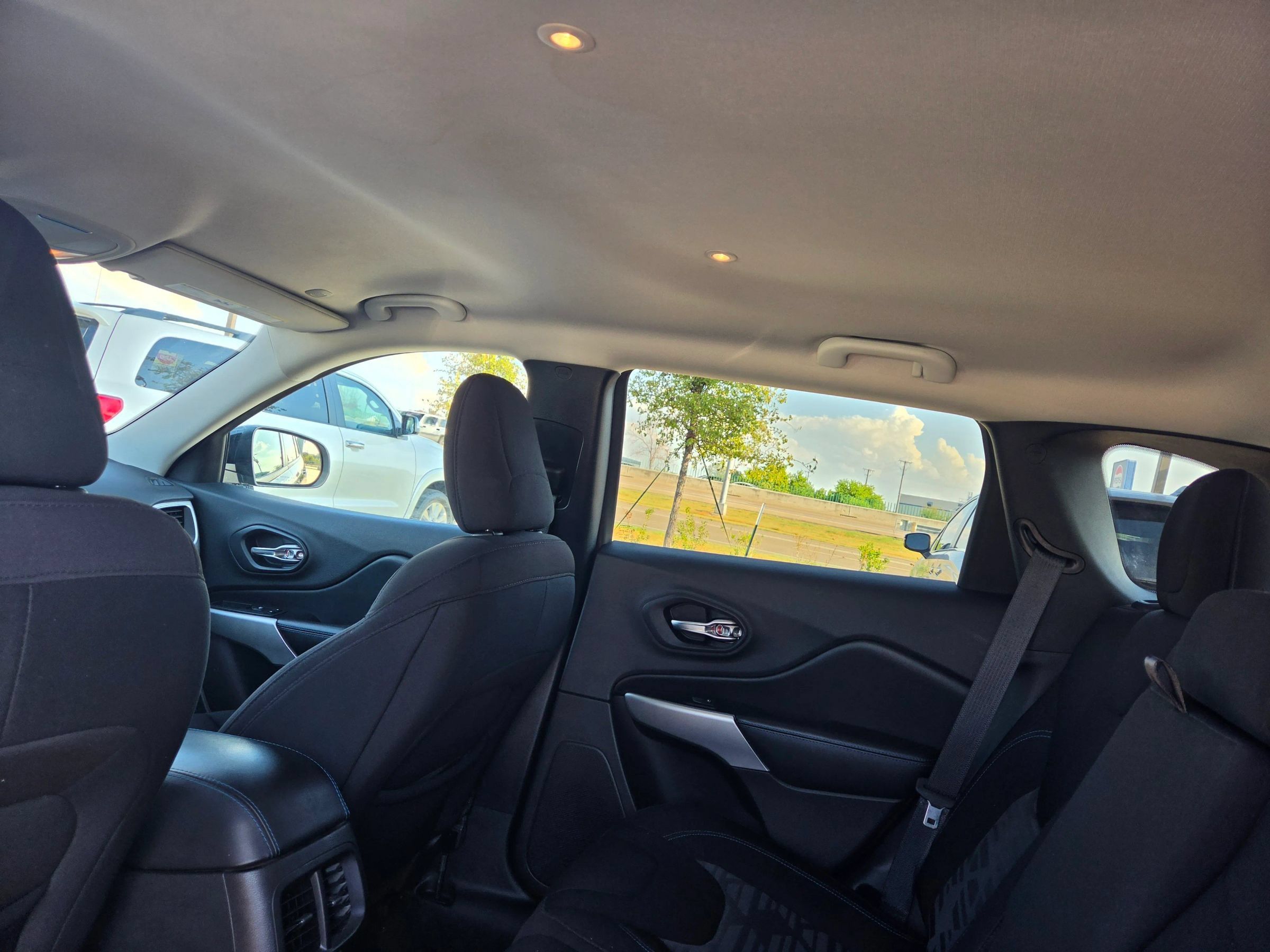 Used 2020 Jeep Cherokee Latitude AWD/4WD image 25