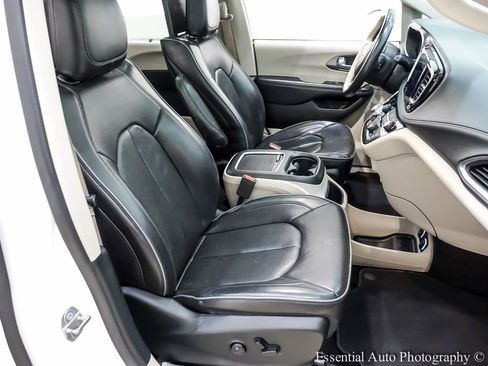 Used 2018 Chrysler Pacifica Limited image 33