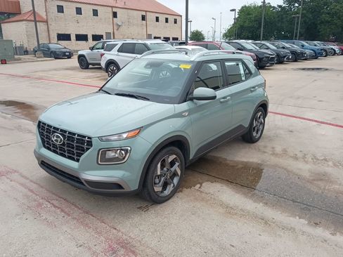 Used 2025 Hyundai Venue SEL FWD image 1