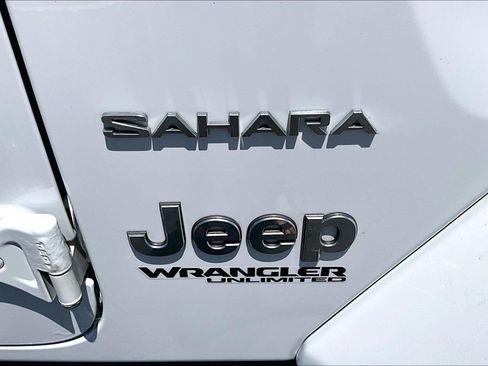 Used 2019 Jeep Wrangler Unlimited Sahara w/ Dual Top Group AWD/4WD image 23