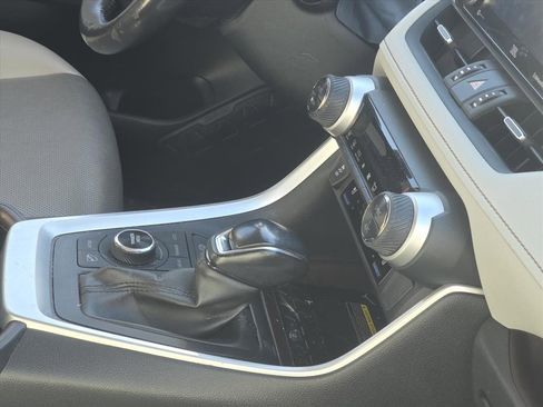 Used 2019 Toyota RAV4 Limited image 7
