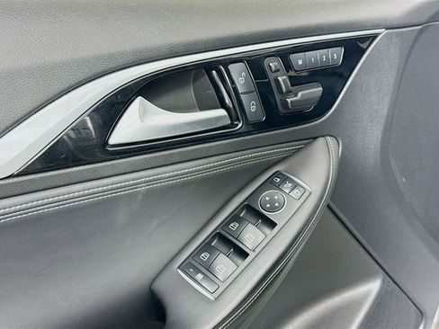 Used 2017 INFINITI QX30 AWD image 19