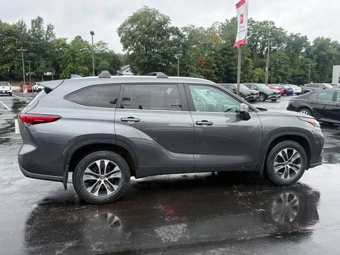 Used 2023 Toyota Highlander XLE AWD/4WD image 8