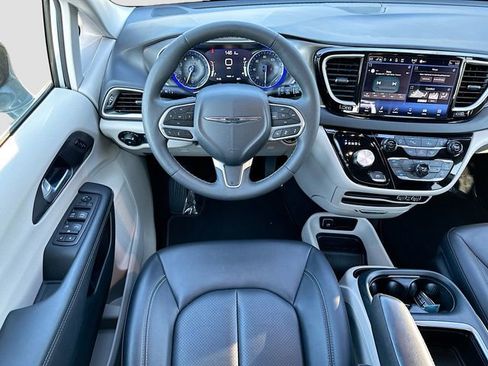 Used 2024 Chrysler Pacifica Touring-L image 20