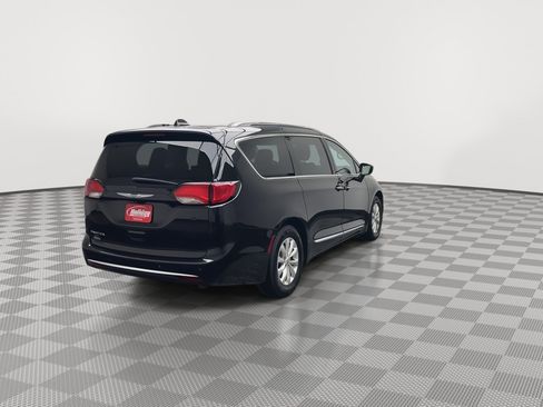 Used 2019 Chrysler Pacifica Touring-L FWD image 37