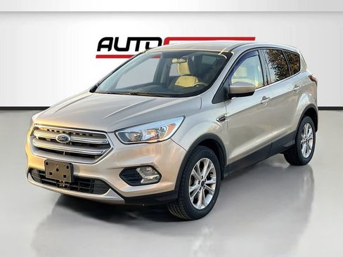 Used 2017 Ford Escape SE image 3