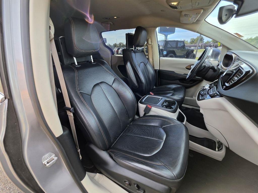 Used 2017 Chrysler Pacifica Touring-L Plus w/ Tire & Wheel Group FWD image 16