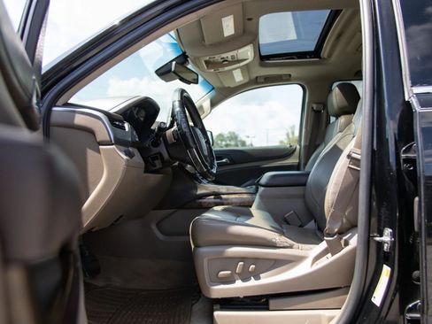 Used 2015 Chevrolet Suburban LT RWD image 16