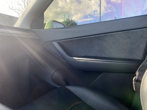 Used 2021 Tesla Model Y Long Range image 17