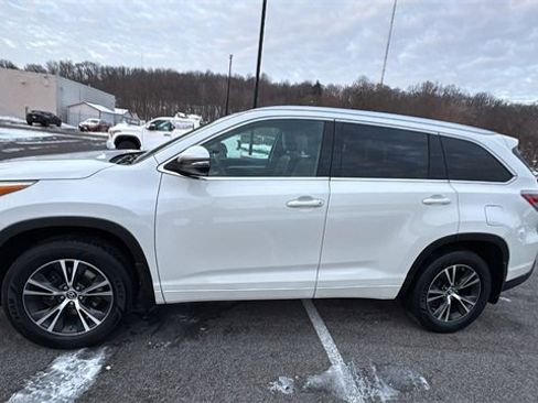 Used 2016 Toyota Highlander XLE image 2