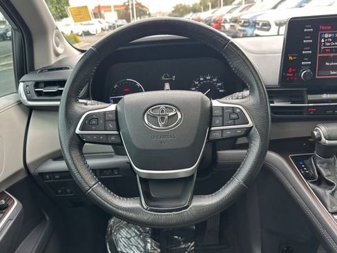 Used 2022 Toyota Sienna XLE w/ XLE Plus Package image 16