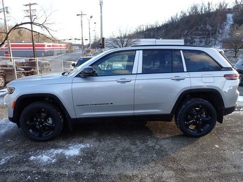 New 2025 Jeep Grand Cherokee Limited w/ Black Appearance Package AWD/4WD image 2