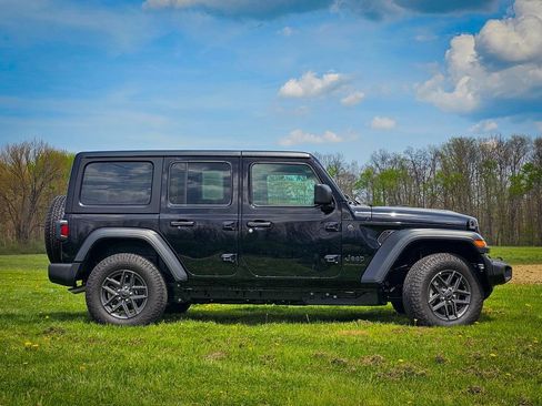 Used 2026 Jeep Wrangler Unlimited Sport AWD/4WD image 3
