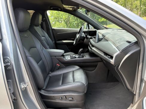 Used 2024 Cadillac XT4 Luxury w/ Cold Weather Package FWD image 29
