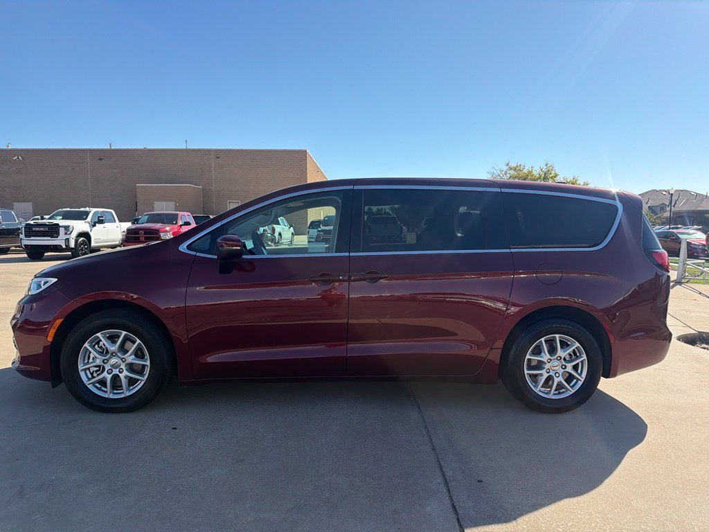 Used 2023 Chrysler Pacifica Touring-L FWD image 10