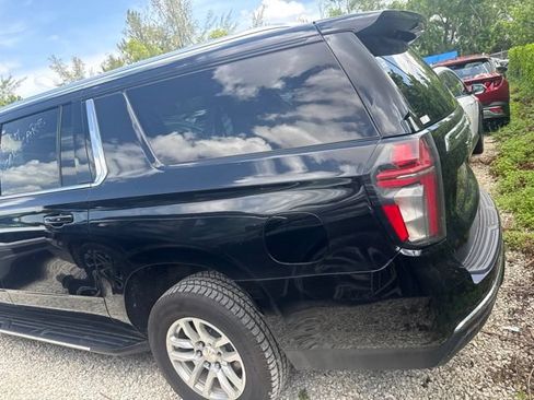 Used 2024 Chevrolet Suburban LT RWD image 9