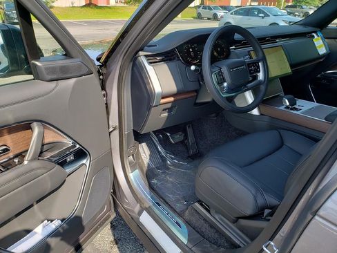 New 2025 Land Rover Range Rover SE image 9