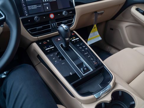 Certified 2026 Porsche Macan AWD/4WD image 13