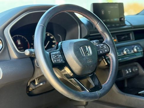 Used 2025 Honda Pilot Sport image 10