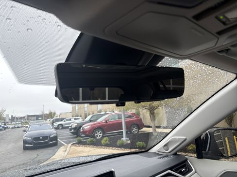 Used 2021 Toyota RAV4 Limited image 27