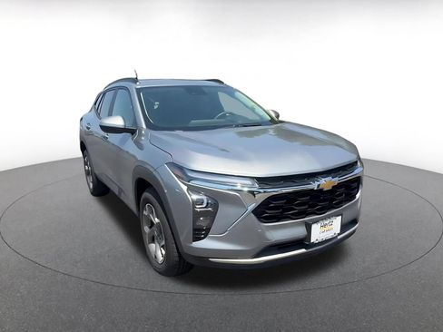 Used 2025 Chevrolet Trax LT FWD image 3