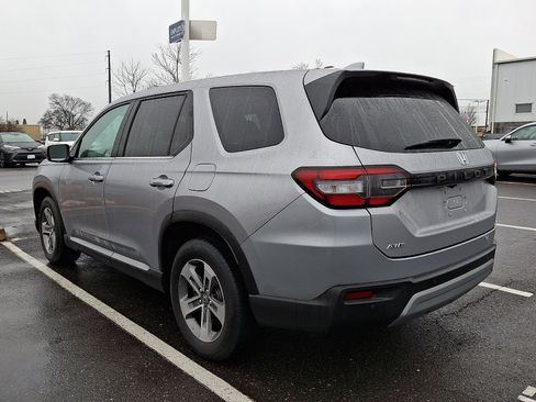 Used 2025 Honda Pilot EX-L image 3