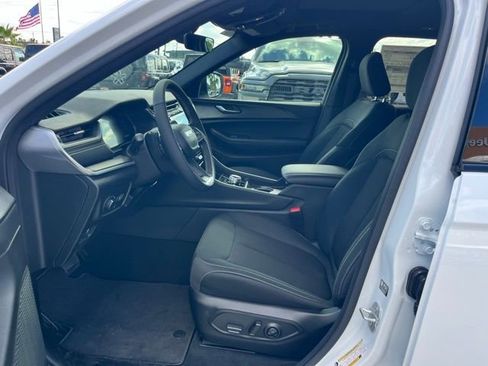 New 2025 Jeep Grand Cherokee Laredo X w/ Luxury Tech Group I image 15