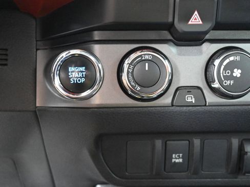Used 2019 Toyota Tacoma TRD Off-Road AWD/4WD image 15