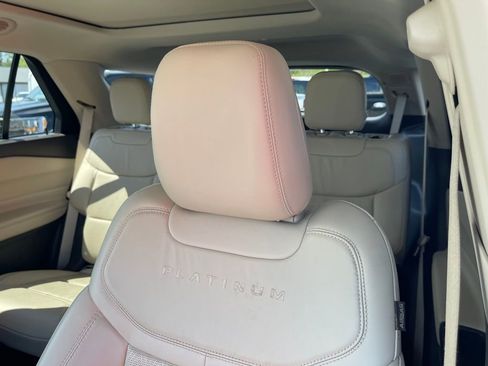 Used 2020 Ford Explorer Platinum w/ Premium Technology Package image 18