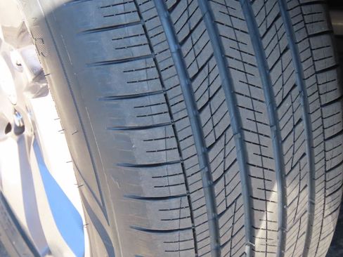 Used 2018 Chrysler Pacifica Limited w/ Advanced Safetytec Group FWD image 8