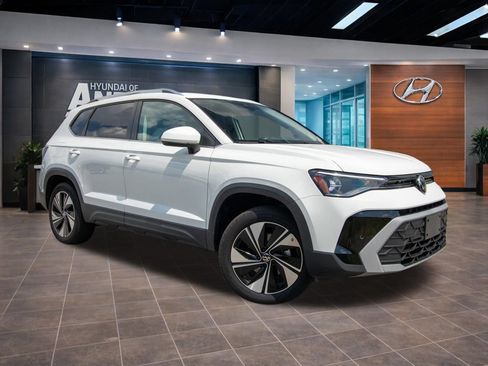 Used 2025 Volkswagen Taos SE AWD/4WD image 3