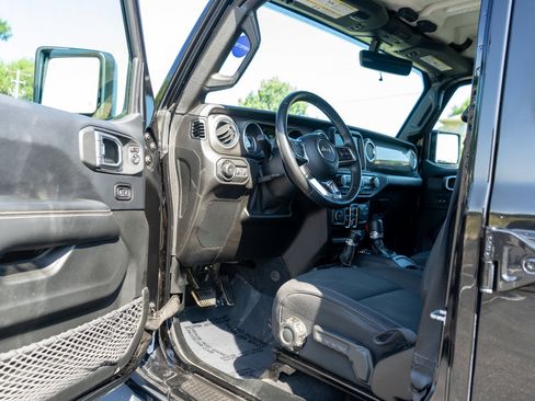 Used 2019 Jeep Wrangler Unlimited Sahara AWD/4WD image 14