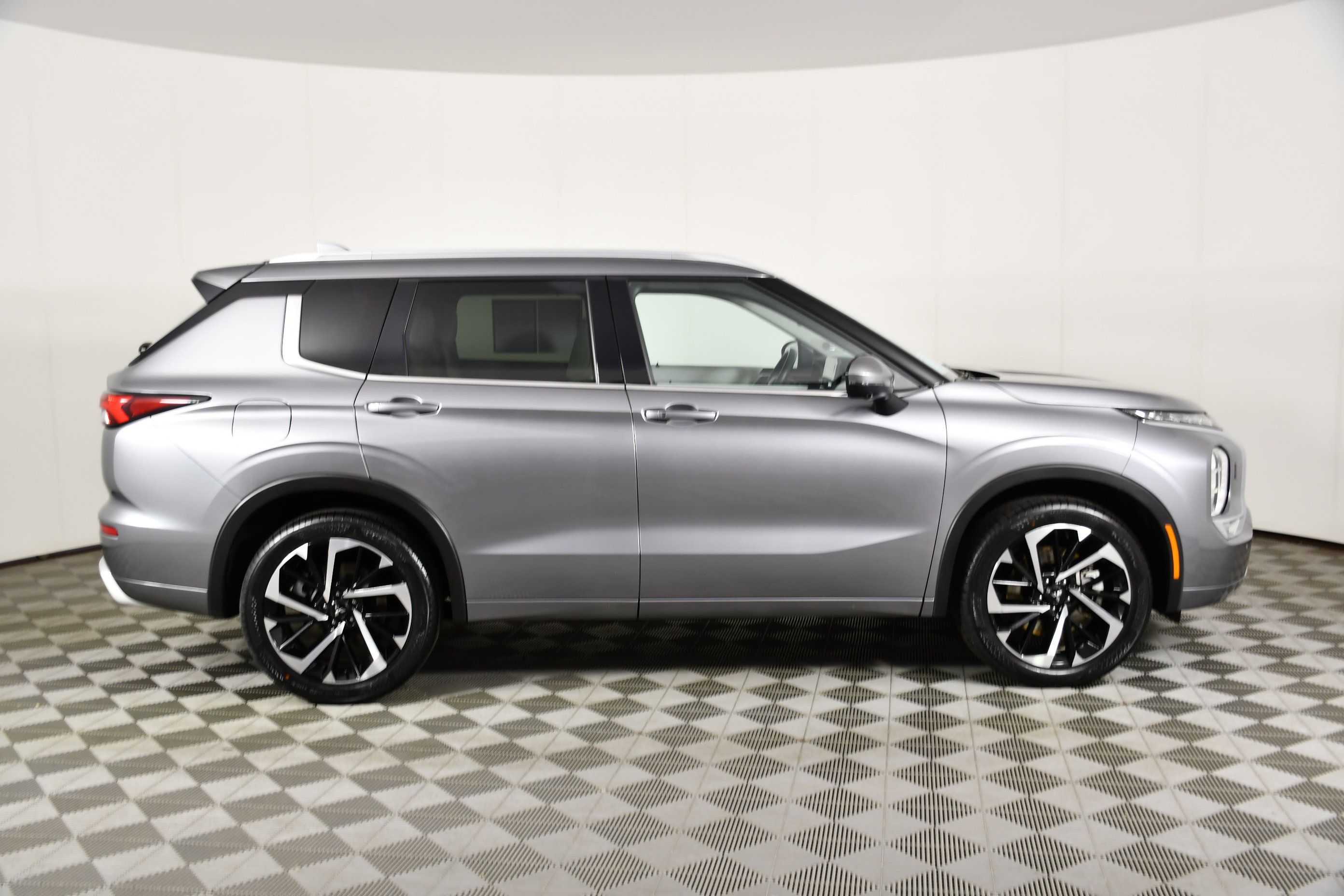 Used 2024 Mitsubishi Outlander SEL AWD/4WD image 5