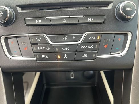 Used 2017 Ford Fusion SE w/ Fusion SE Technology Package FWD image 18