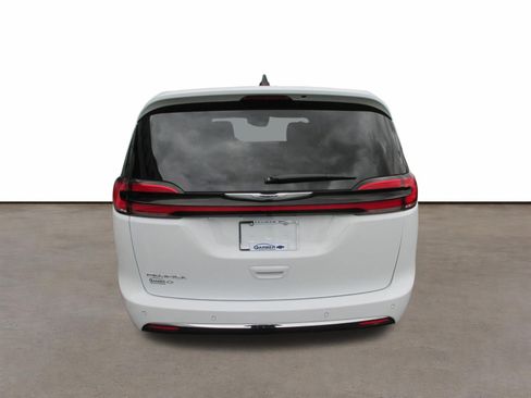 Used 2024 Chrysler Pacifica Touring-L FWD image 4
