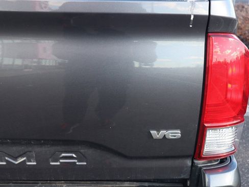 Used 2017 Toyota Tacoma TRD Sport image 27