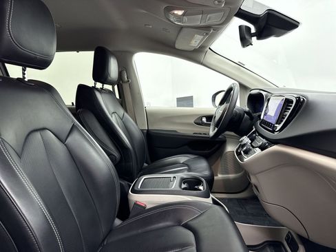 Used 2023 Chrysler Pacifica Touring-L image 34