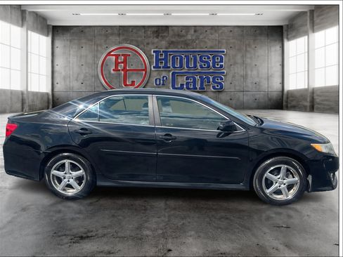 Used 2014 Toyota Camry SE w/ Leather Package FWD image 4