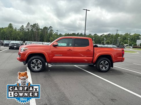 Used 2018 Toyota Tacoma TRD Sport AWD/4WD image 2