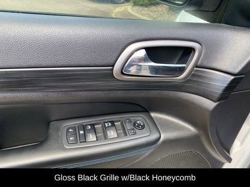 Used 2019 Jeep Grand Cherokee Laredo image 22