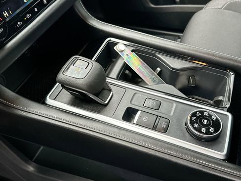 Used 2024 Nissan Pathfinder SV image 19